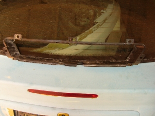 cerny plast za maskou.JPG