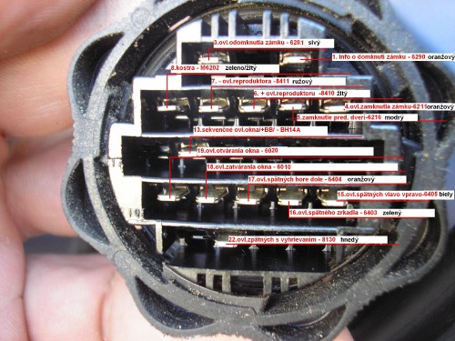 konektor předních dveří.jpg